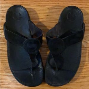 Black leather and suede fit flop